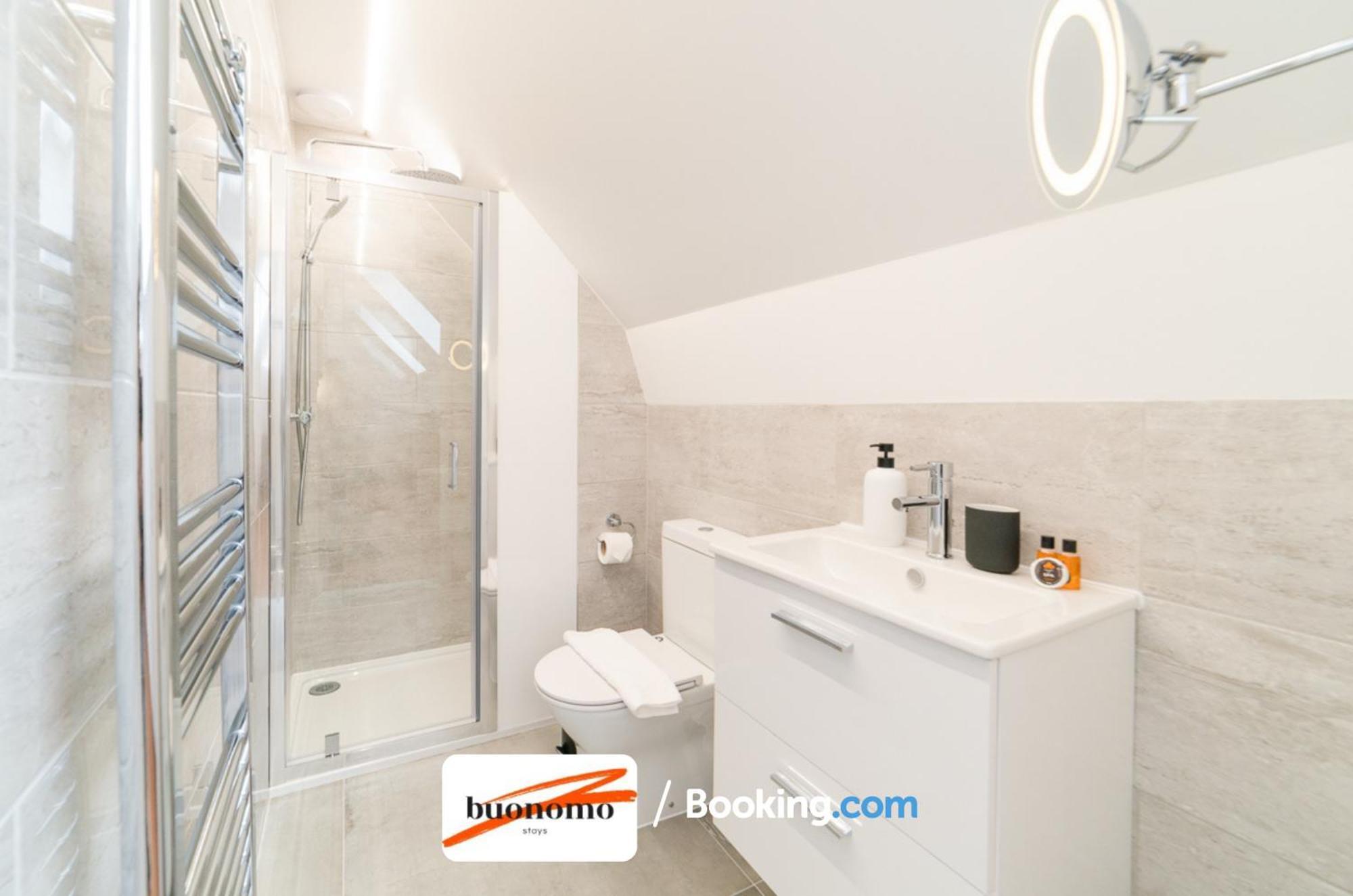 Two Bedroom At Buonomo Short Lets & Serviced Appartamento