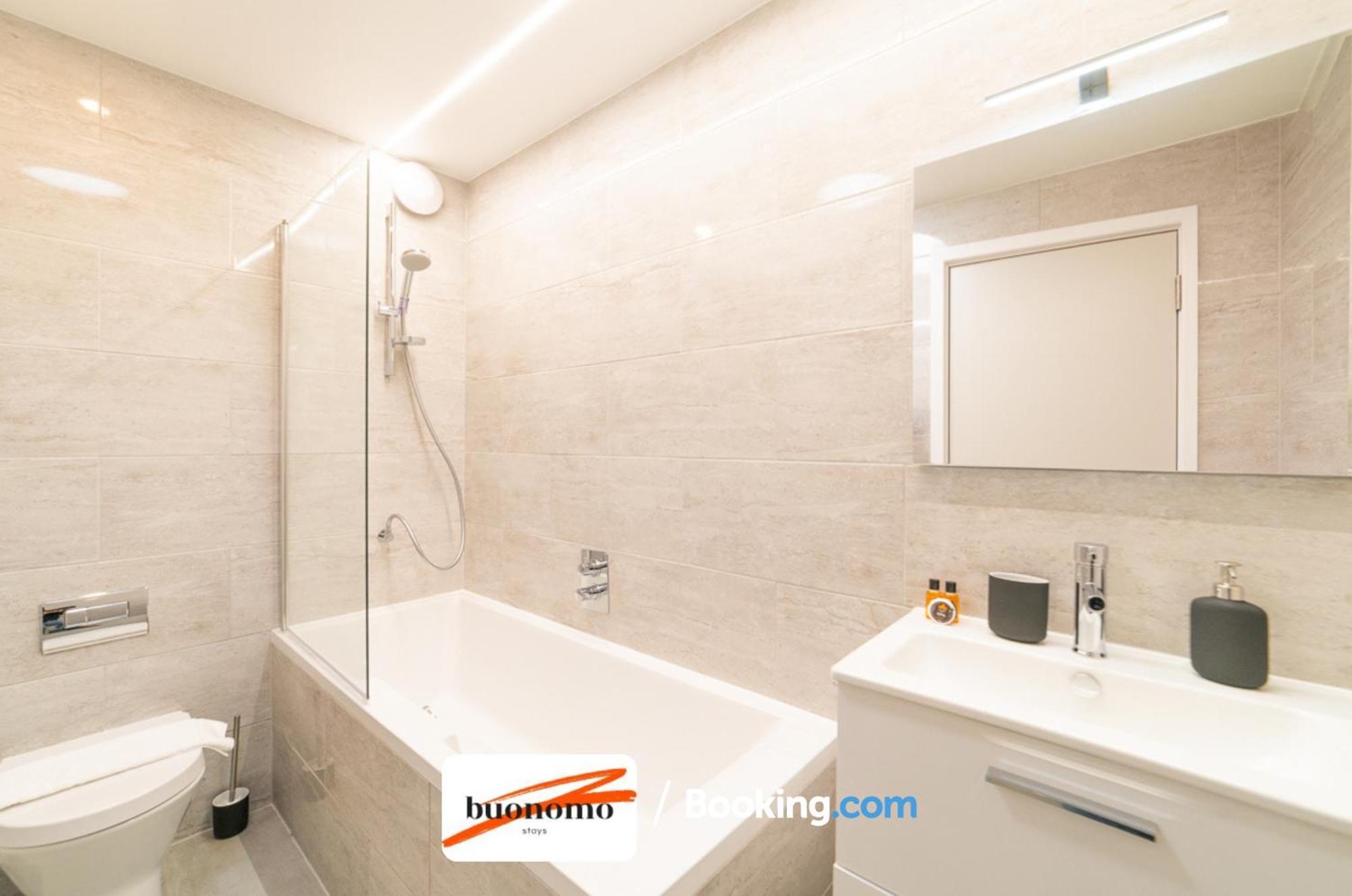 Two Bedroom At Buonomo Short Lets & Serviced Appartamento