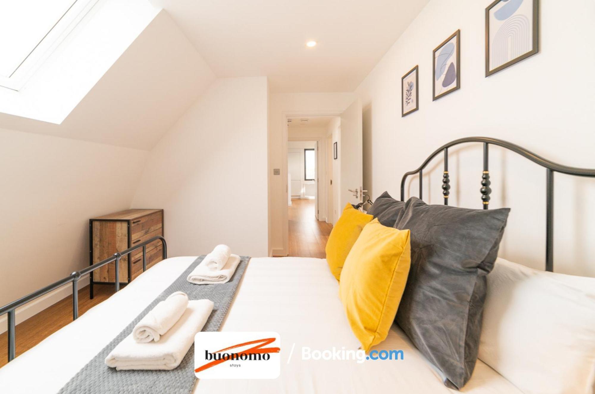 Two Bedroom At Buonomo Short Lets & Serviced Appartamento *